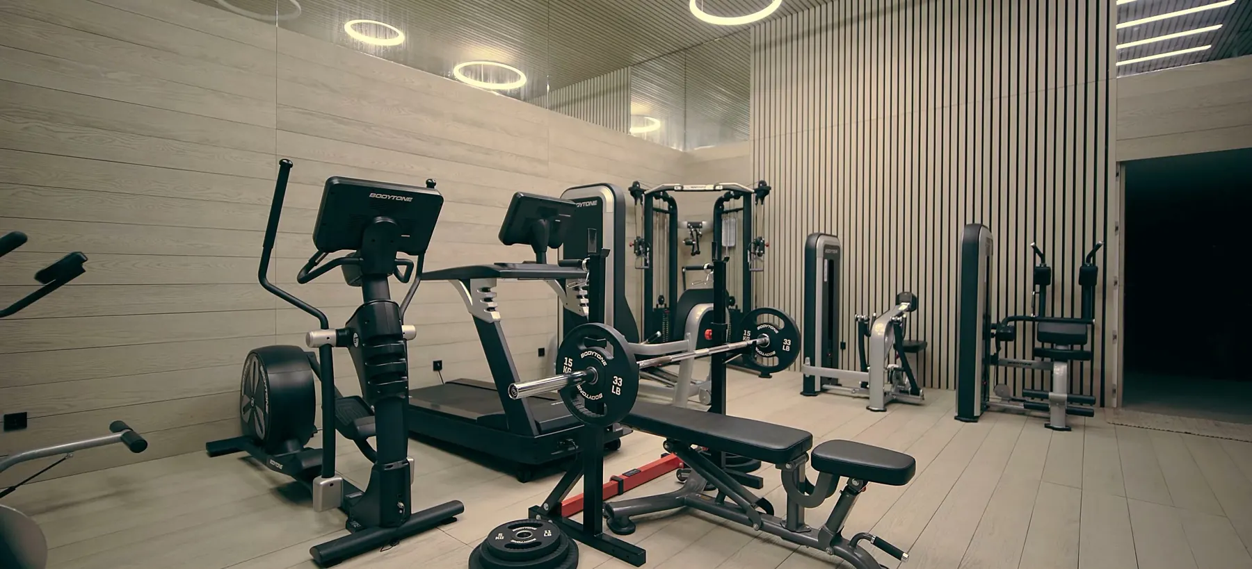 Gimnasio con máquinas montadas